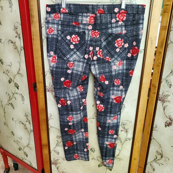 No Boundaries XL Black Plaid Floral Stretch Pants - Trendy & Versatile Design - Picture 3 of 5